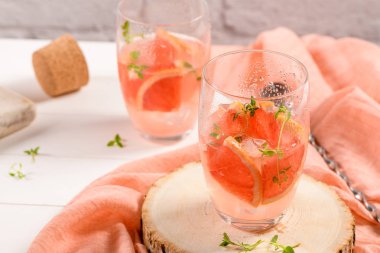 Kekikli greyfurt limonata