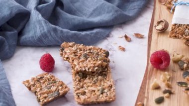 Rustik mermer taş mutfak tezgahı organik ev yapımı granola barlar.