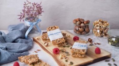 Rustik mermer taş mutfak tezgahı organik ev yapımı granola barlar.