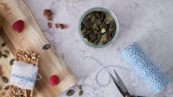 有机自制燕麦棒在质朴的大理石石头厨房台面 — 图库视频影像