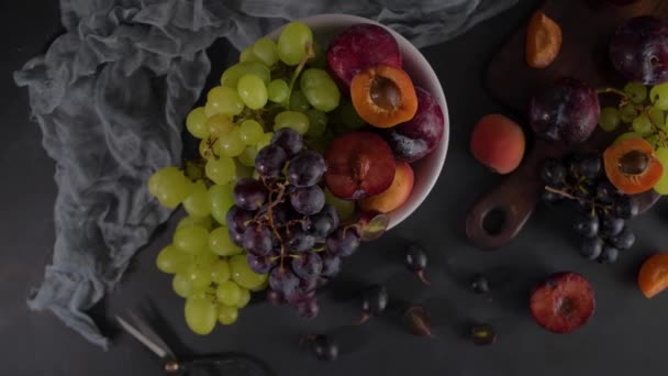 Vruchten Stilleven Met Fruit Witte Keramische Kom Betonnen Muur Dramatisch — Stockvideo