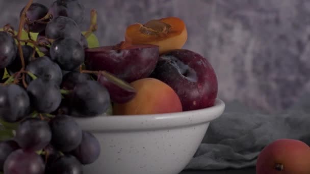 Φρούτα Ακόμα Ζωή Φρούτα Λευκό Κεραμικό Μπολ Τοίχος Από Σκυρόδεμα — Αρχείο Βίντεο