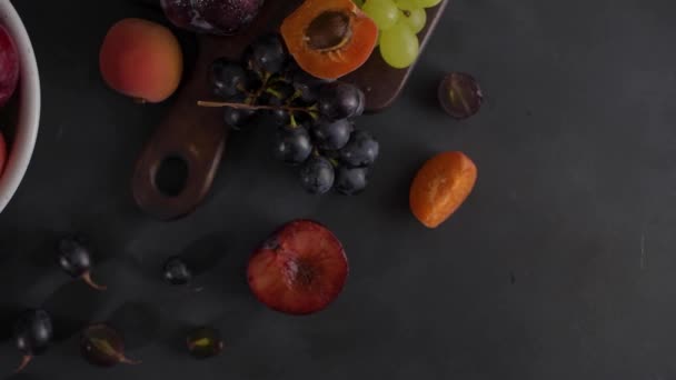 Vruchten Stilleven Met Fruit Witte Keramische Kom Betonnen Muur Dramatisch — Stockvideo