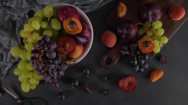 Frutas Bodegón Con Fruta Cuenco Cerámica Blanca Pared Hormigón Luz — Vídeos de Stock