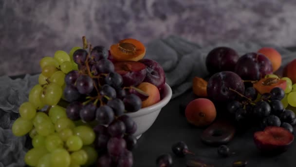 Vruchten Stilleven Met Fruit Witte Keramische Kom Betonnen Muur Dramatisch — Stockvideo