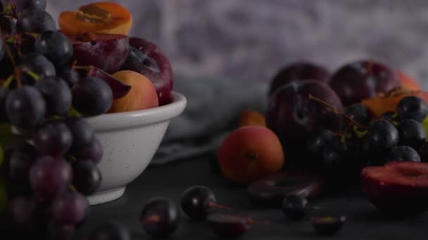 Vruchten Stilleven Met Fruit Witte Keramische Kom Betonnen Muur Dramatisch — Stockvideo