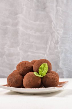 İnce çikolatalı yer mantarı