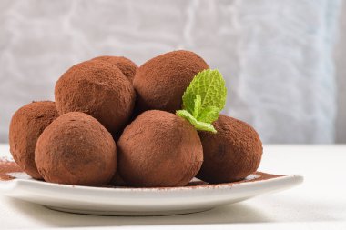 İnce çikolatalı yer mantarı