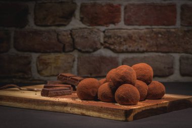 Ahşap tahta üzerinde Zanaat çikolata truffles 
