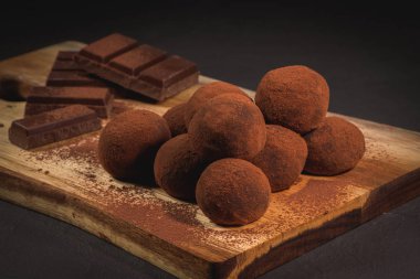 Ahşap tahta üzerinde Zanaat çikolata truffles 