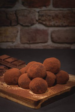 Ahşap tahta üzerinde Zanaat çikolata truffles 