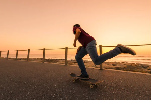 Skater Training Het Park Buurt Van Zee Zonsondergang — Stockfoto