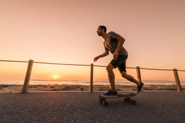 Skater Utbildning Parken Nära Havet Solnedgången — Stockfoto