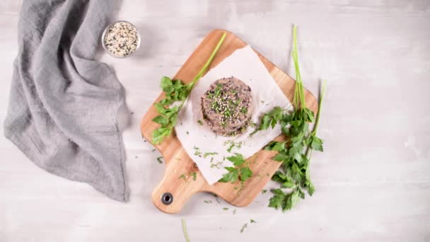 Surowy Veggie Burger Czarną Fasolą Pietruszki Liści Drewnie Deska Krojenia — Wideo stockowe