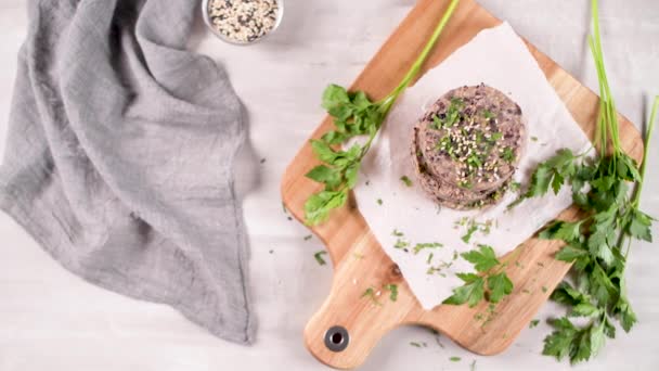 Hamburguesa Vegetariana Cruda Con Frijoles Negros Con Hojas Perejil Tabla — Vídeos de Stock