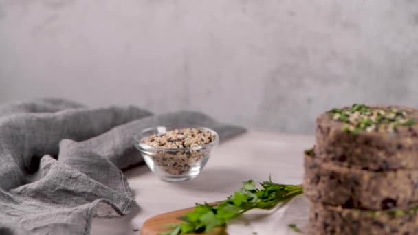 Surowy Veggie Burger Czarną Fasolą Pietruszki Liści Drewnie Deska Krojenia — Wideo stockowe