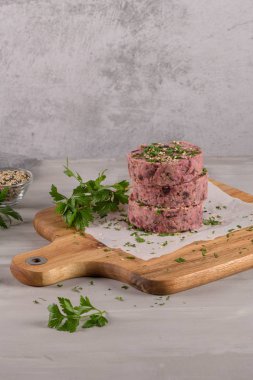Pancar ve beyaz fasulye ile çiğ vejetaryen burger