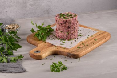 Pancar ve beyaz fasulye ile çiğ vejetaryen burger