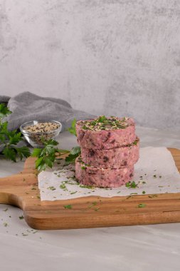 Pancar ve beyaz fasulye ile çiğ vejetaryen burger