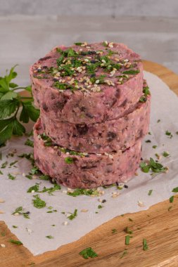 Pancar ve beyaz fasulye ile çiğ vejetaryen burger