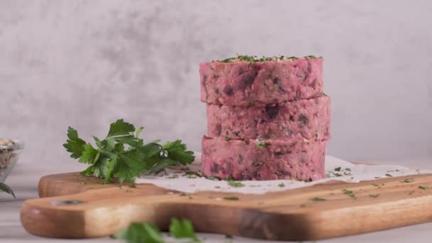 Hambúrguer Vegetariano Cru Com Beterraba Feijão Branco Com Folhas Salsa — Vídeo de Stock