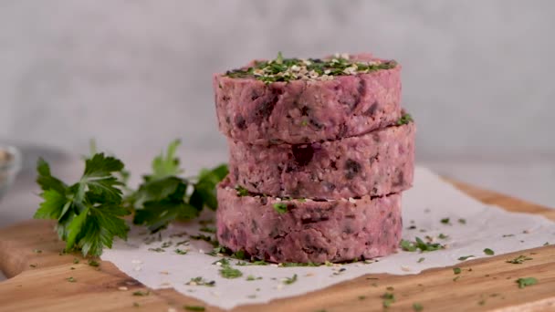 Roher Veggie Burger Mit Roter Bete Und Weißen Bohnen Mit — Stockvideo