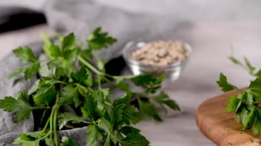 Çiğ vejetaryen burger pancar kökü ve maydanoz yapraklı beyaz fasulye tahta kesme tahtasında..