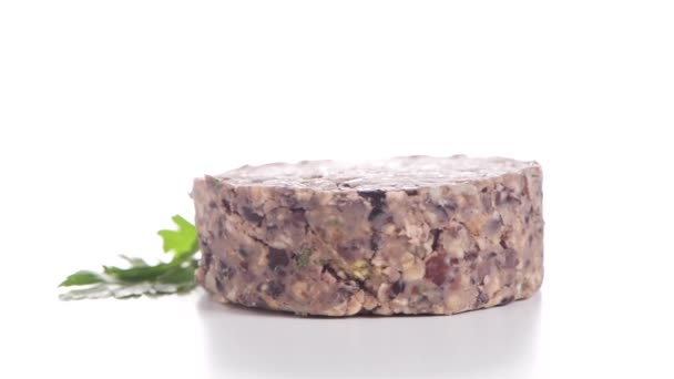 白い背景にパセリの葉と黒豆と生野菜バーガー — ストック動画