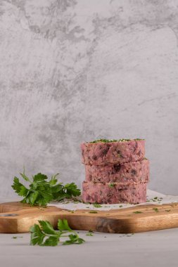 Pancar ve beyaz fasulye ile çiğ vejetaryen burger