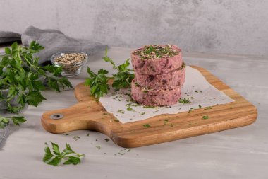 Pancar ve beyaz fasulye ile çiğ vejetaryen burger