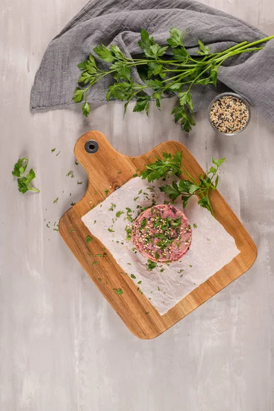 Rå vegetarburger med rødbete og hvite bønner – stockfoto