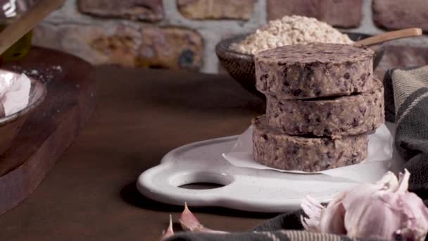 Hamburguesa Vegetariana Cruda Con Frijoles Negros Con Hojas Perejil Encimera — Vídeos de Stock