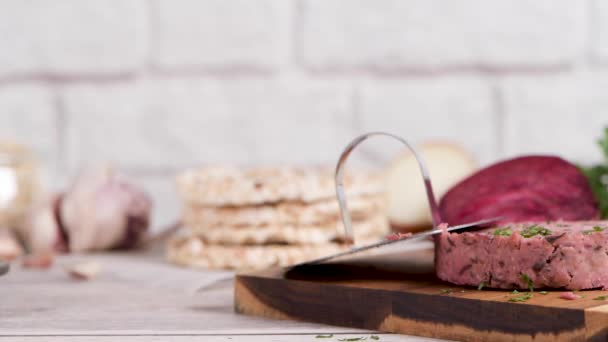 Hamburger Vegetariano Crudo Con Barbabietola Fagioli Bianchi Con Foglie Prezzemolo — Video Stock