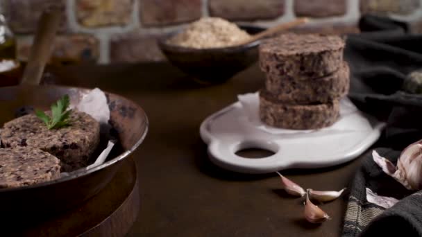 木製のカウンタートップにパセリの葉と黒豆と生野菜バーガー — ストック動画