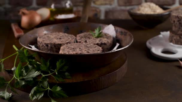 木製のカウンタートップにパセリの葉と黒豆と生野菜バーガー — ストック動画