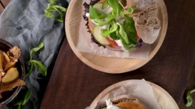 Mutfak tezgahında taze sebzeli ve yoğurt soslu sağlıklı vejetaryen burger..