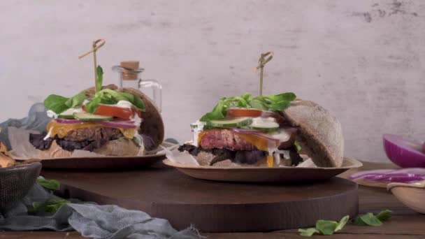 Zdravý Veganský Burger Čerstvou Zeleninou Jogurtovou Omáčkou Rustikální Kuchyňské Lince — Stock video