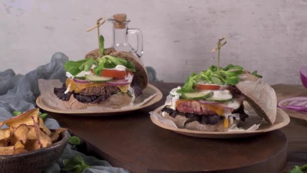 Frisk Vegansk Burger Med Friske Grønnsaker Yoghurtsaus Rustikt Kjøkkenbenk – stockvideo