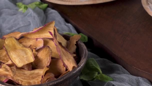 Zdravý Veganský Burger Čerstvou Zeleninou Jogurtovou Omáčkou Rustikální Kuchyňské Lince — Stock video