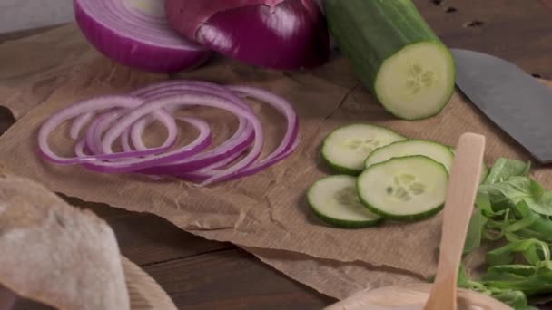 Здоровий Веганський Бургер Свіжими Овочами Йогуртовим Соусом Сільській Кухонній Стільниці — стокове відео