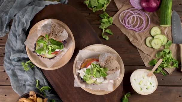 Gesunder Veganer Burger Mit Frischem Gemüse Und Joghurtsoße Auf Rustikaler — Stockvideo