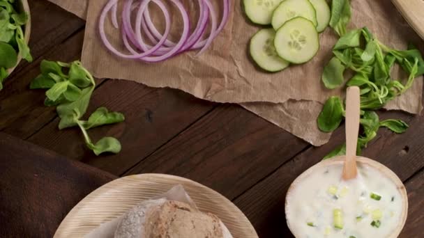 Hambúrguer Vegan Saudável Com Legumes Frescos Molho Iogurte Bancada Cozinha — Vídeo de Stock