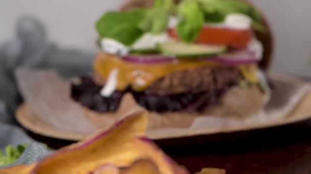 Gezonde Veganistische Hamburger Met Verse Groenten Yoghurtsaus Rustieke Aanrechtblad — Stockvideo