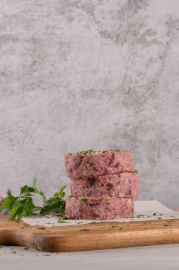Pancar ve beyaz fasulye ile çiğ vejetaryen burger