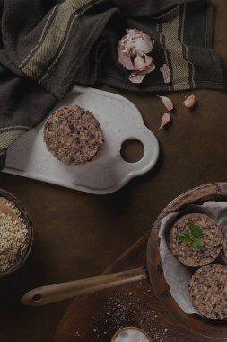 Siyah fasulye ile çiğ vejetaryen burger