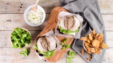 Mutfak tezgahında taze sebzeli ve yoğurt soslu sağlıklı vejetaryen burger..