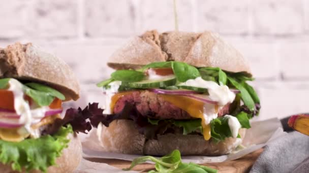 Hamburguesa Vegana Saludable Con Verduras Frescas Salsa Yogur Encimera Cocina — Vídeo de stock