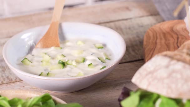 Hambúrguer Vegan Saudável Com Legumes Frescos Molho Iogurte Bancada Cozinha — Vídeo de Stock