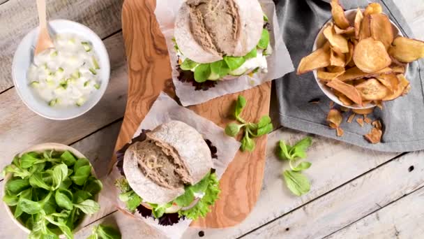 Mutfak Tezgahında Taze Sebzeli Yoğurt Soslu Sağlıklı Vejetaryen Burger — Stok video