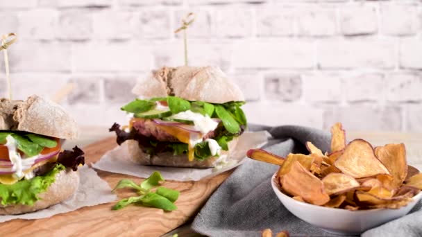 Hamburger Vegano Sano Con Verdure Fresche Salsa Allo Yogurt Sul — Video Stock